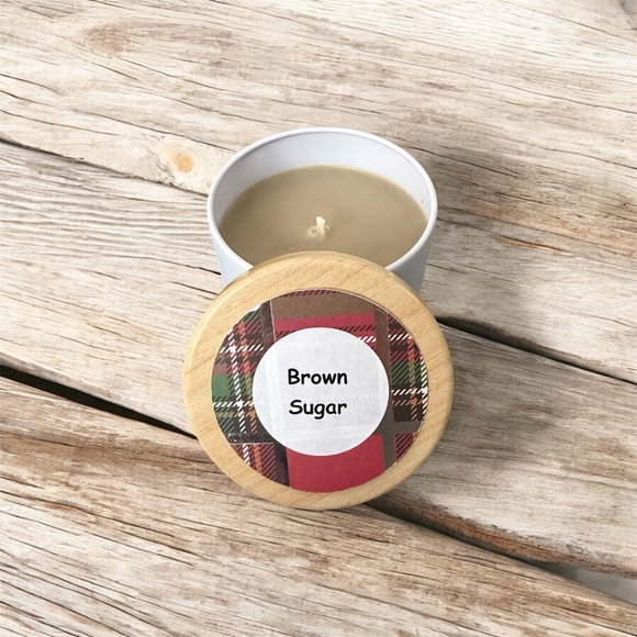 GUCCI & CHANEL DECORATIVE BOOKS WITH SCENTED CANDLES - Picture 2 of 6